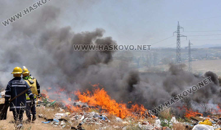 Боклукът на Република едва не катурва пожарната, гасят с палки