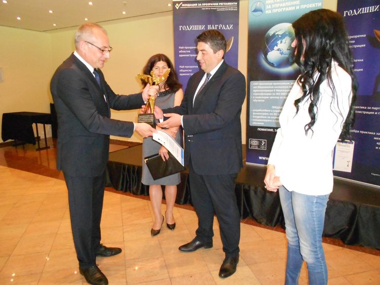 Статуетката беше връчена на Славов от миналогодишният носител в категорията за най-добра практика- областният управител на област Монтана Ивайло Петров