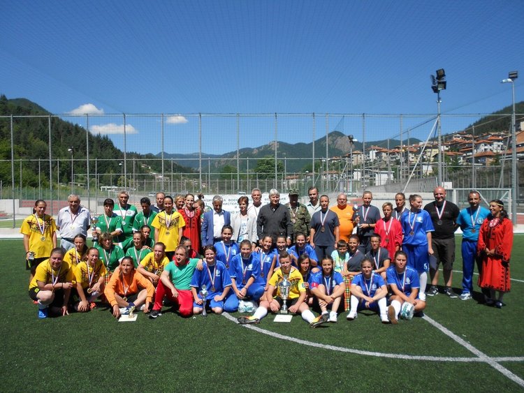 Връчиха наградите от турнира за жени военнослужещи на стадион "Смолян"