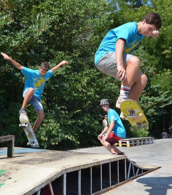 Шестгодишни мерят сили в скейтборд състезание в Димитровград