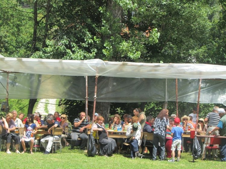 Прочутото село Могилица събра стотици за традиционния празник на народното творчество и занаятите