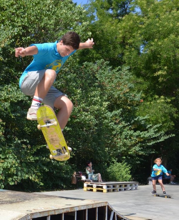 Шестгодишни мерят сили в скейтборд състезание в Димитровград