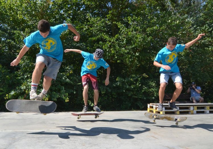 Шестгодишни мерят сили в скейтборд състезание в Димитровград