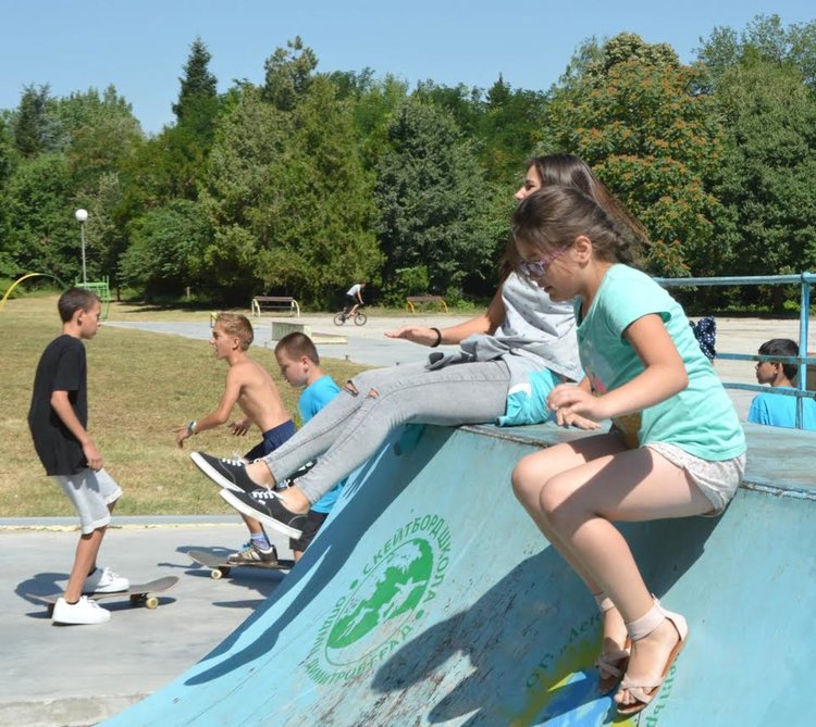 Шестгодишни мерят сили в скейтборд състезание в Димитровград
