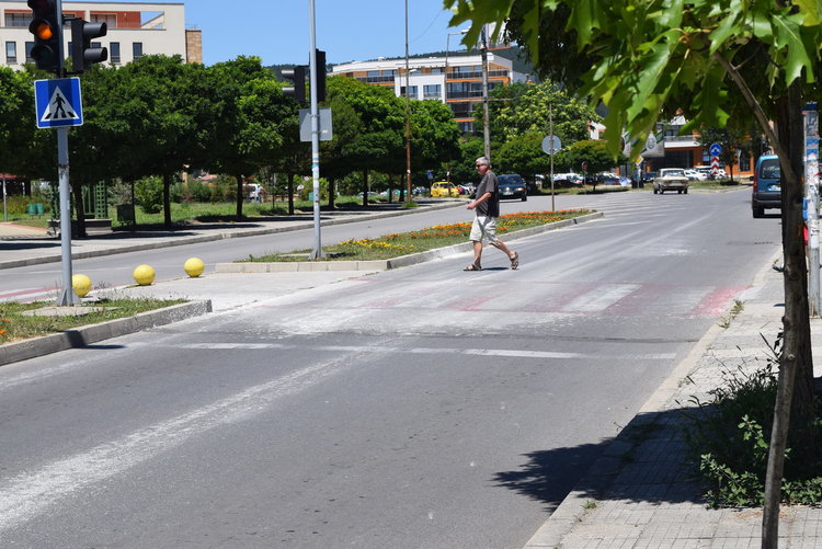Бетоновоз заля и заличи пешеходна пътека за парк „Арпезос Север“,шофьорът изчезна