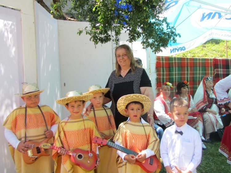 Прочутото село Могилица събра стотици за традиционния празник на народното творчество и занаятите