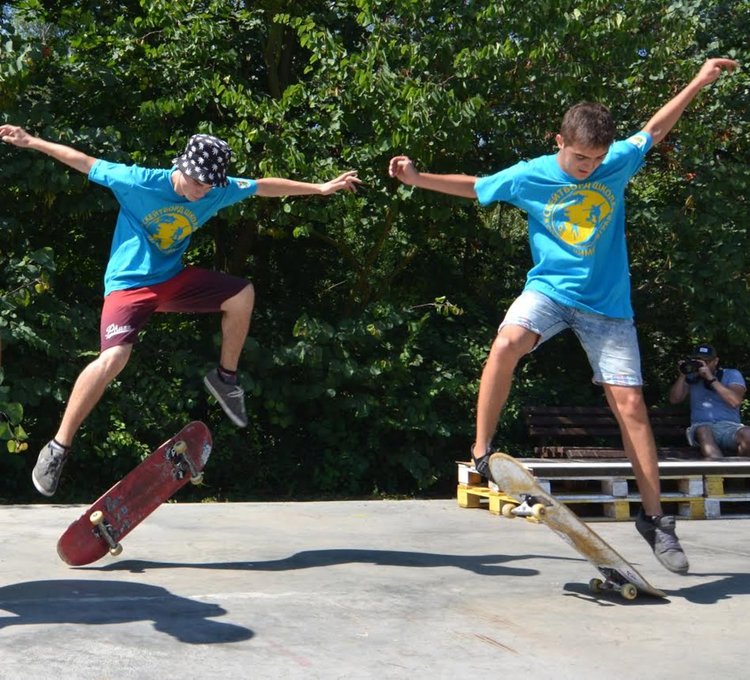 Шестгодишни мерят сили в скейтборд състезание в Димитровград