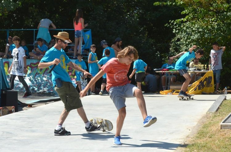 Шестгодишни мерят сили в скейтборд състезание в Димитровград