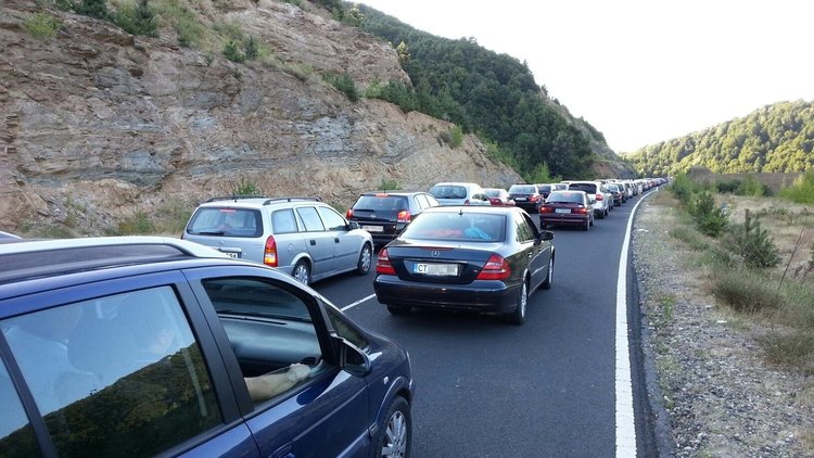 Огромни колони от автомобили се вият на граничния пункт "Маказа"