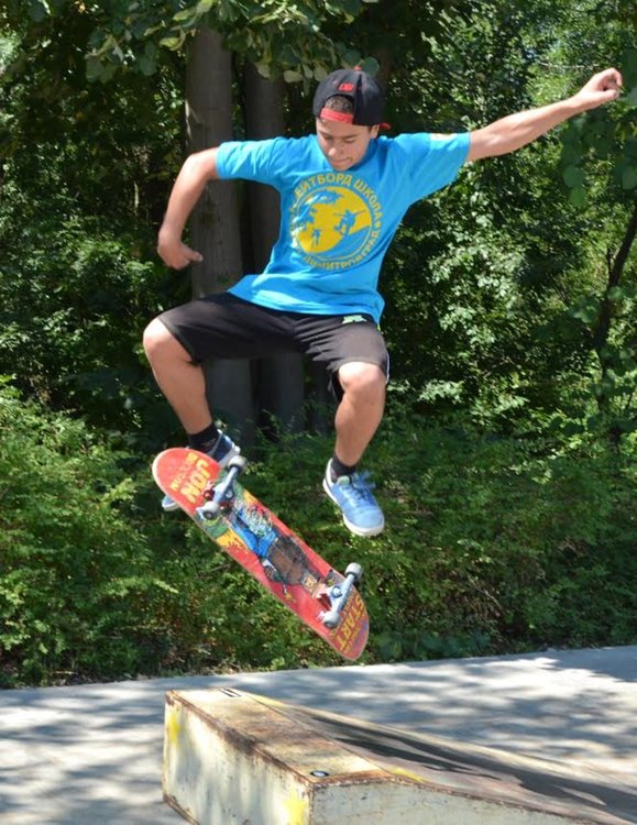 Шестгодишни мерят сили в скейтборд състезание в Димитровград