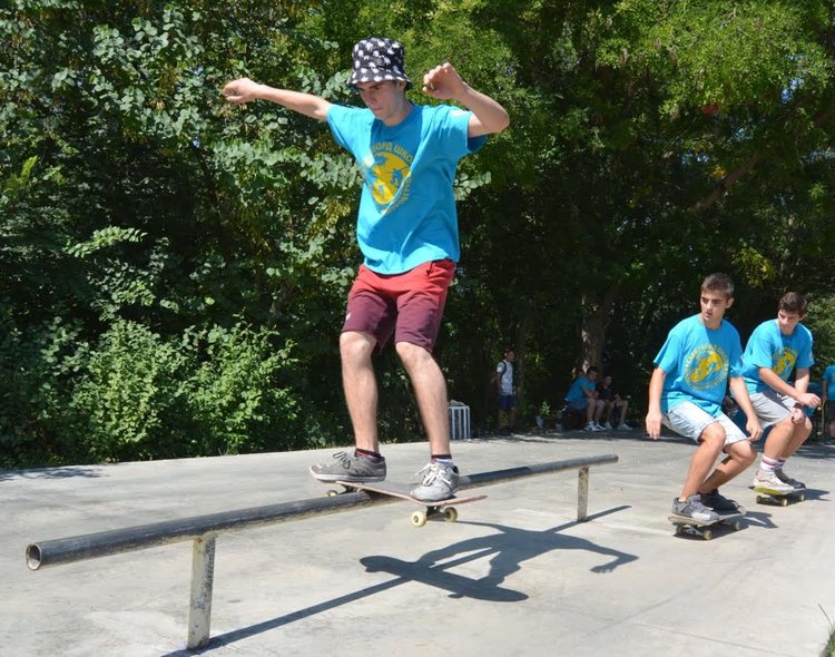 Шестгодишни мерят сили в скейтборд състезание в Димитровград