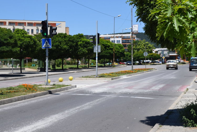 Бетоновоз заля и заличи пешеходна пътека за парк „Арпезос Север“,шофьорът изчезна