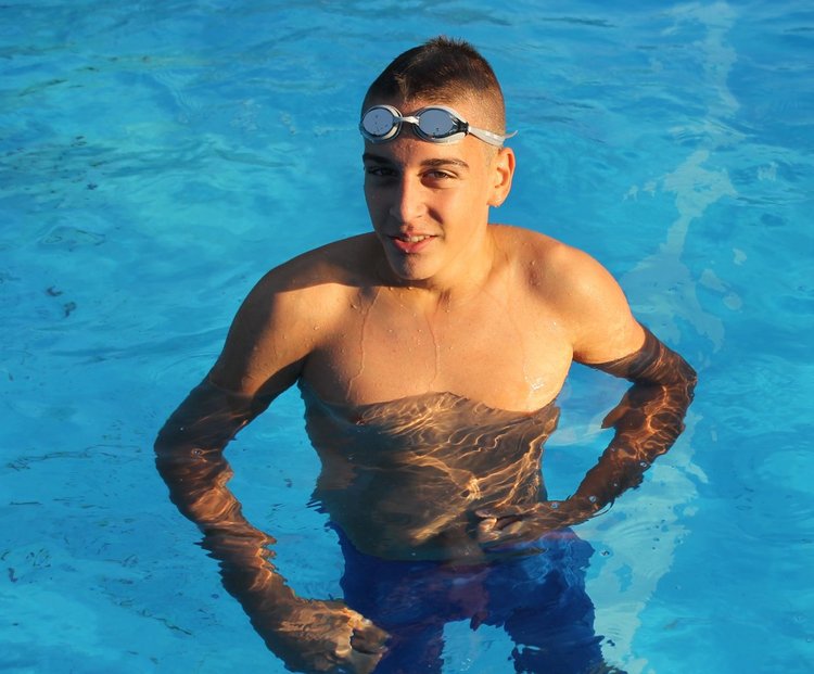 13- годишният Благовест Стоилов всяко лято тренира на басейн "Химик"