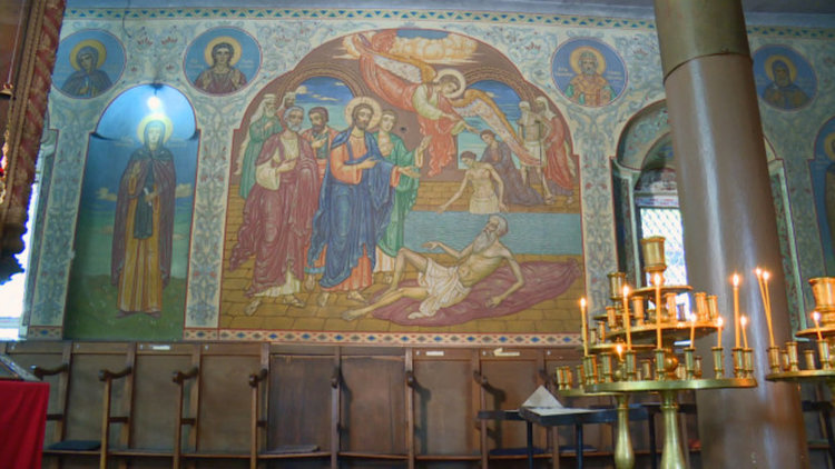 Свещеник направи фолк концерт, за да спаси църквата си