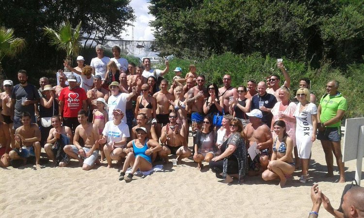 Участниците в благотворителния плувен маратон в Бургас