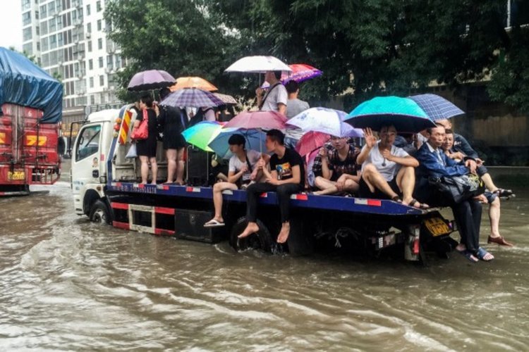 Тайфун разруши хиляди жилища в Китай 