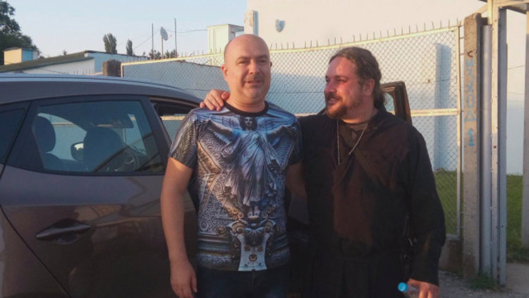 Свещеник направи фолк концерт, за да спаси църквата си