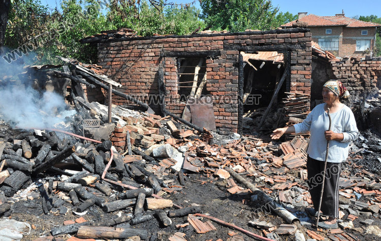 Жена влезе в горящ обор да спасява крави и телета, едва оцеля