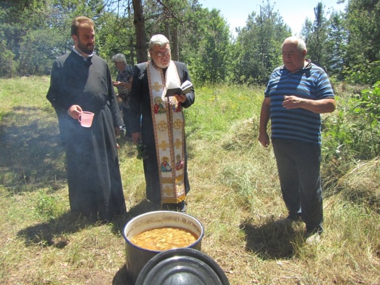 Признателни серафимовци и тази година почетоха паметта на Св.Неделя и загиналите воини от 21 Средногорски полк