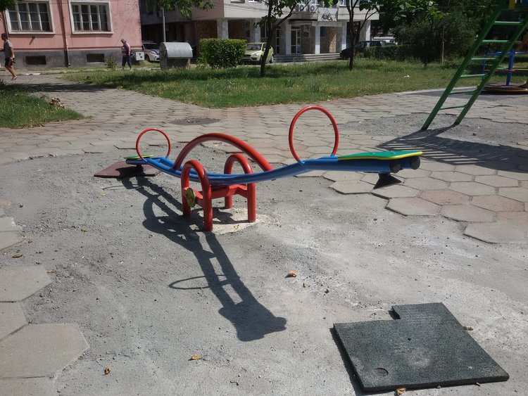 Площадката в парка - недовършена, а съоръженията вече са изпоцапани