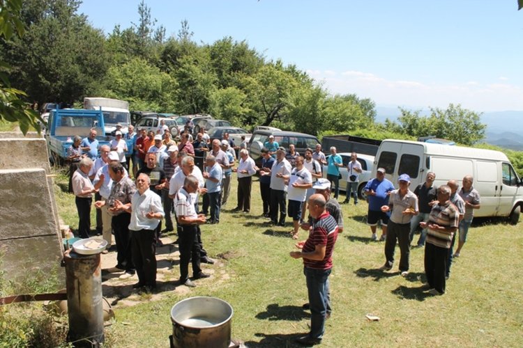 Мевлид за здраве и берекет събра над 500 души на поляните на връх „Алада”