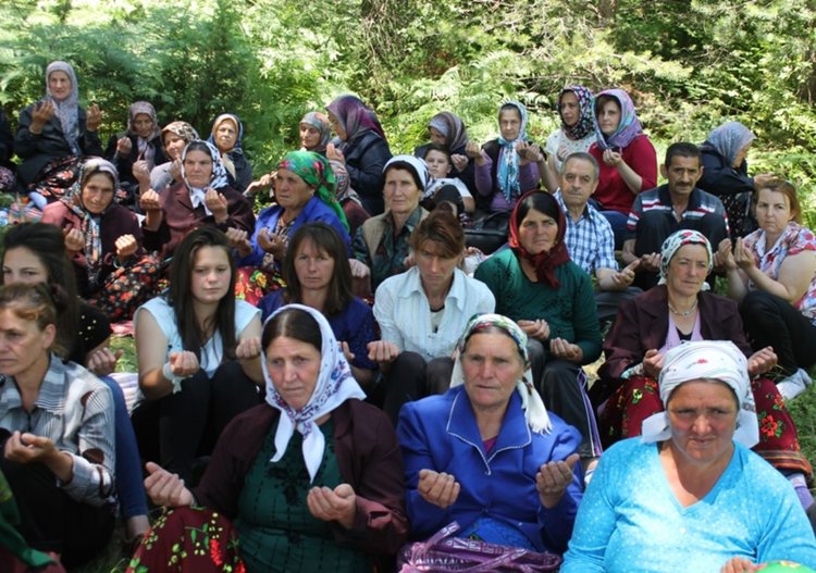 Мевлид за здраве и берекет събра над 500 души на поляните на връх „Алада”