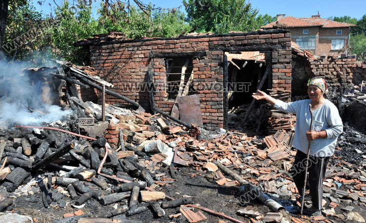 Старица обгоря в опит да спаси телетaта си при пожар