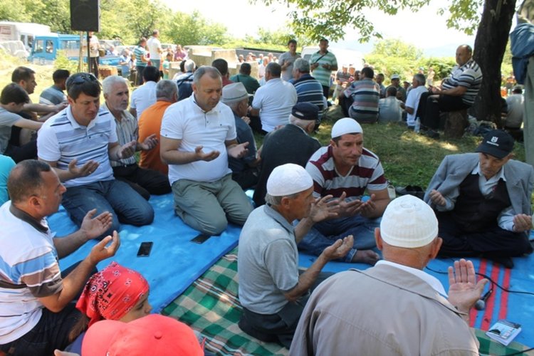 Мевлид за здраве и берекет събра над 500 души на поляните на връх „Алада”