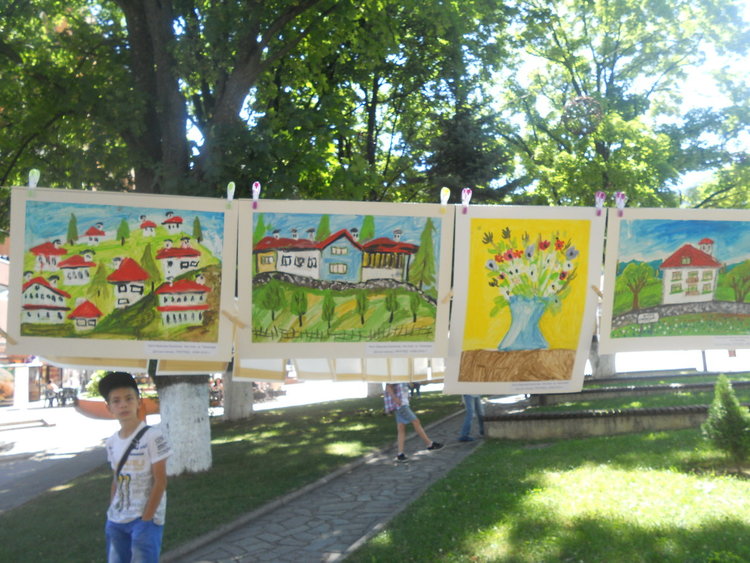 Децата, летуващи в Проглед, участваха в летен пленер, творбите им украсиха селото