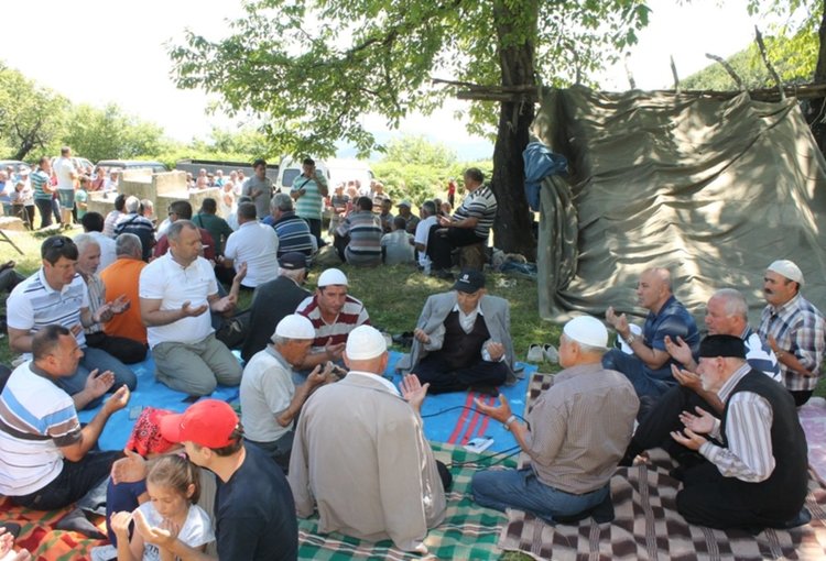 Мевлид за здраве и берекет събра над 500 души на поляните на връх „Алада”