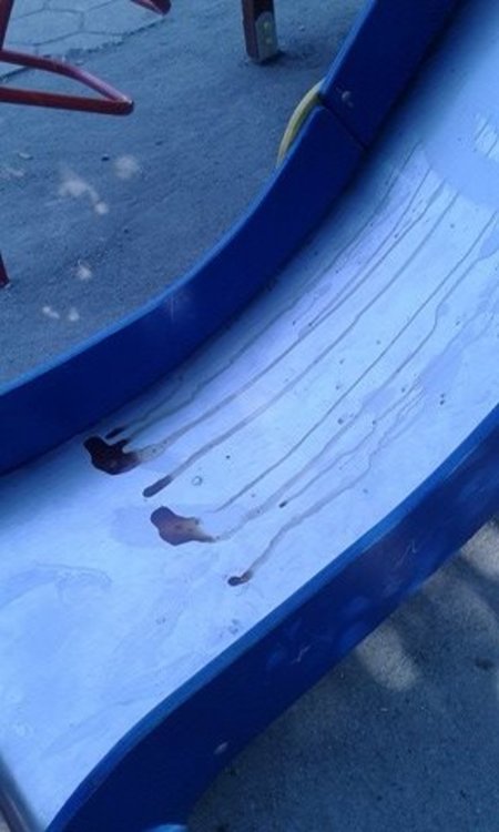 Площадката в парка - недовършена, а съоръженията вече са изпоцапани