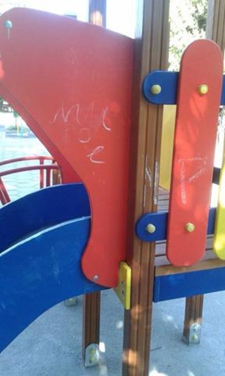 Площадката в парка - недовършена, а съоръженията вече са изпоцапани