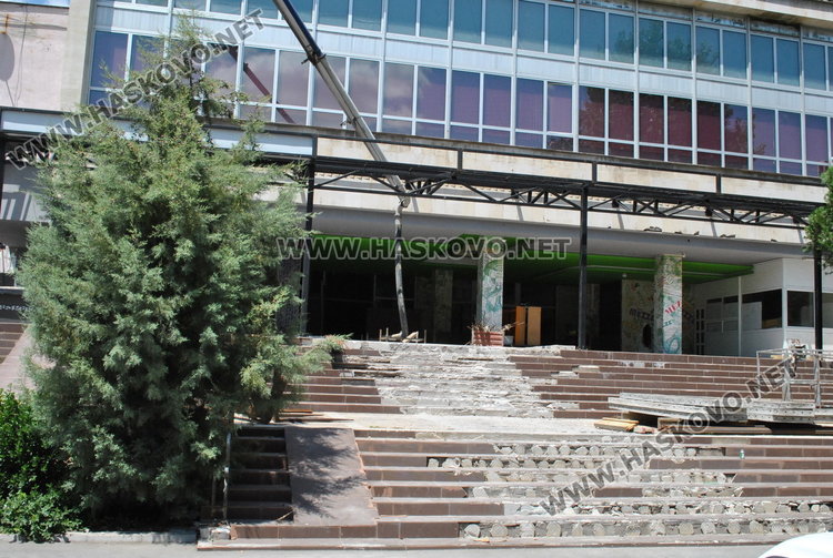 Преустройват кино Клокотница в БИЛЛА, магазинът готов през ноември 