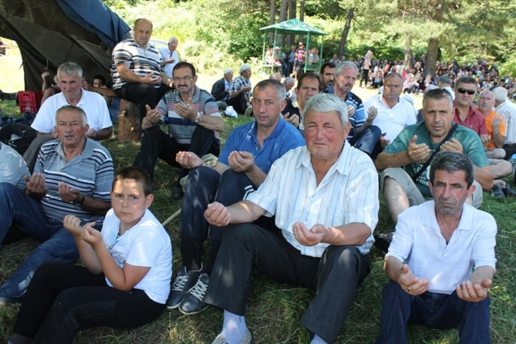 Мевлид за здраве и берекет събра над 500 души на поляните на връх „Алада”