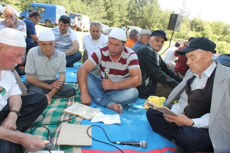 Мевлид за здраве и берекет събра над 500 души на поляните на връх „Алада”