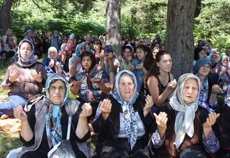Мевлид за здраве и берекет събра над 500 души на поляните на връх „Алада”