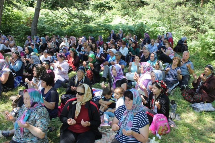 Мевлид за здраве и берекет събра над 500 души на поляните на връх „Алада”