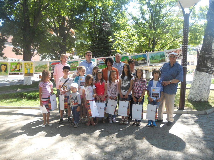 Децата, летуващи в Проглед, участваха в летен пленер, творбите им украсиха селото