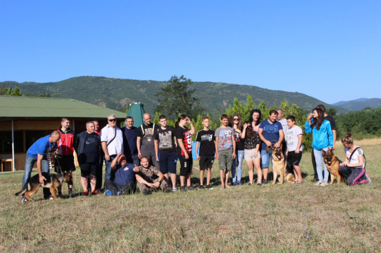 Деца от киноложките клубове гледаха как се обучават кучета