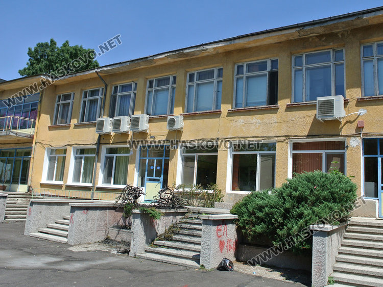 Вандали превземат детска градина, пушат, пият и палят