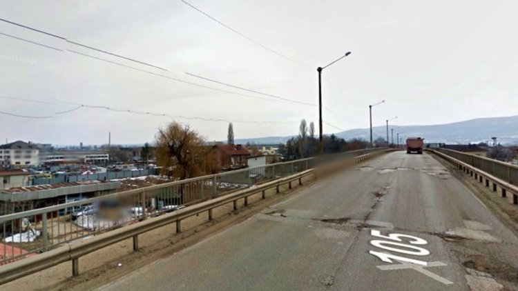 Надлез пред разпад вдигна Гара Елин Пелин на протест