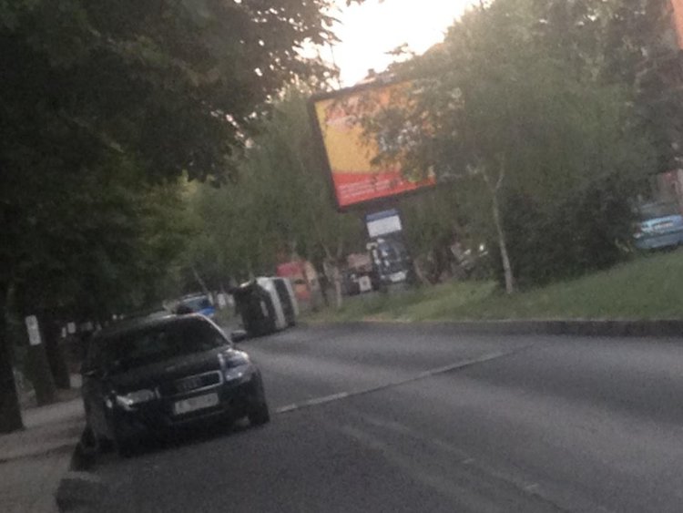 Среднощна каскада: Пиян хлапак подкара бус, потроши 4 коли и се преобърна 