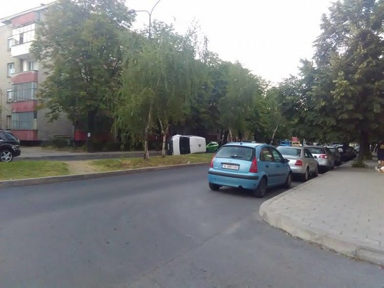 Среднощна каскада: Пиян хлапак подкара бус, потроши 4 коли и се преобърна 