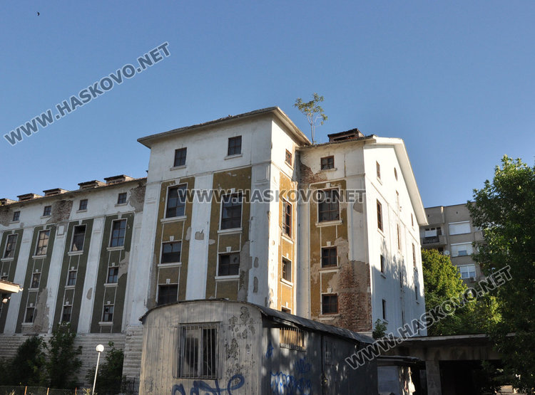 Общината безсилна срещу каменната градушка от „Марса“