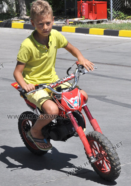 9-годишен бръмчи с пистово моторче в Хасково
