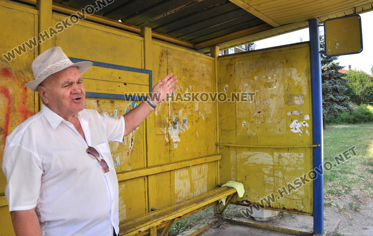 Златко Кирчев се ориентира лесно по спирките на тролея, защото знае разписанието на изуст