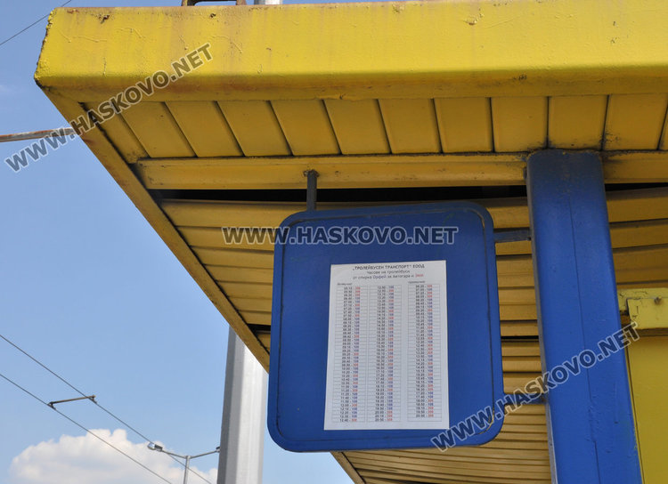 единственото читаво разписание е на спирката на кръстовището до АГО