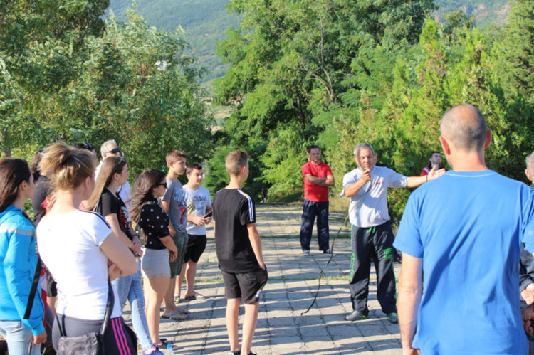 Деца от киноложките клубове гледаха как се обучават кучета