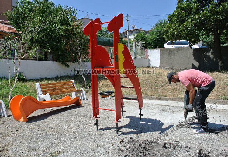 Вандали превземат детска градина, пушат, пият и палят