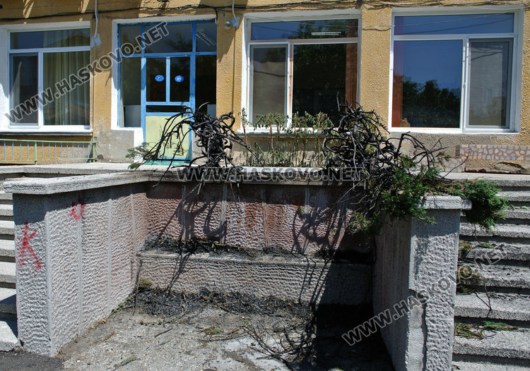 Вандали превземат детска градина, пушат, пият и палят